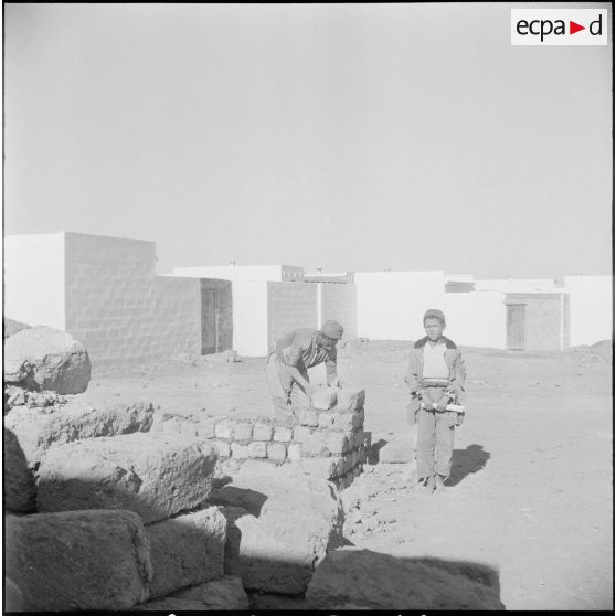 Civils algériens dans un village nouvellement construit. [Description en cours]