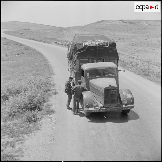 Activité quotidienne de gendarmes. [Description en cours]