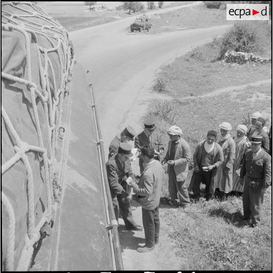 Activité quotidienne de gendarmes. [Description en cours]