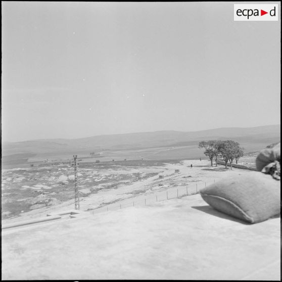 Vue sur les environs depuis un poste. [Description en cours]