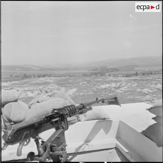 Vue sur les environs depuis un poste. [Description en cours]