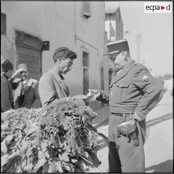 Activité quotidienne de gendarmes. [Description en cours]