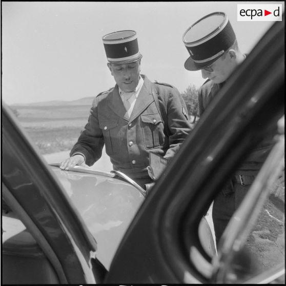 Activité quotidienne de gendarmes. [Description en cours]