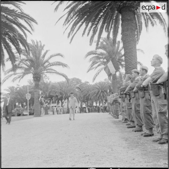 Revue des troupes en ville. [Description en cours]