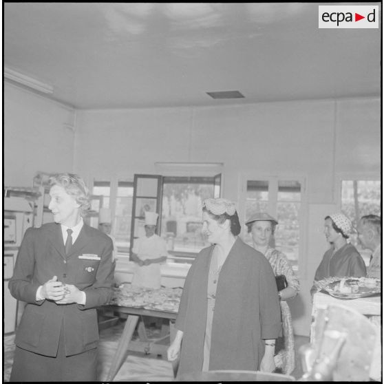 Réception au centre militaire de détente interarmées de la comtesse du Luart et de madame la maréchale de Lattre. [Description en cours]