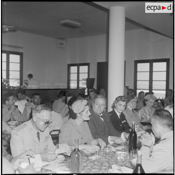 Réception au centre militaire de détente interarmées de la comtesse du Luart et de madame la maréchale de Lattre. [Description en cours]