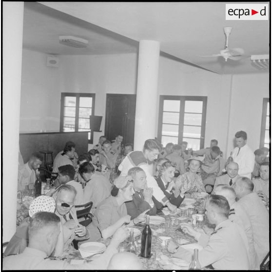 Réception au centre militaire de détente interarmées de la comtesse du Luart et de madame la maréchale de Lattre. [Description en cours]