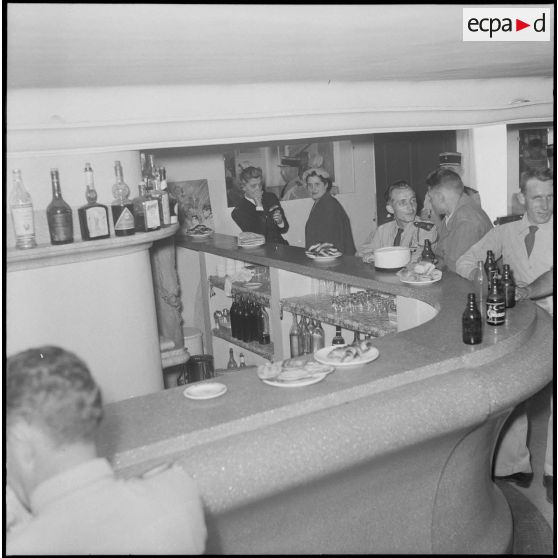 Réception au centre militaire de détente interarmées de la comtesse du Luart et de madame la maréchale de Lattre. [Description en cours]