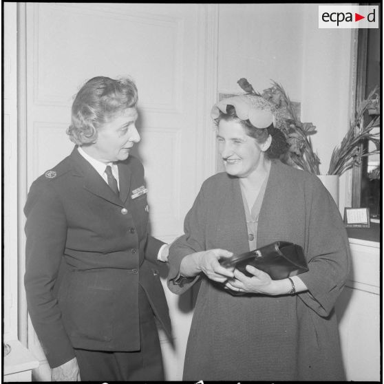 Réception au centre militaire de détente interarmées de la comtesse du Luart et de madame la maréchale de Lattre. [Description en cours]