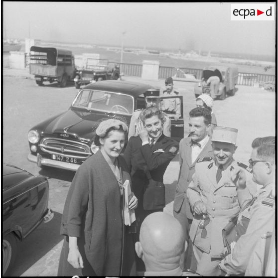 Réception au centre militaire de détente interarmées de la comtesse du Luart et de madame la maréchale de Lattre. [Description en cours]