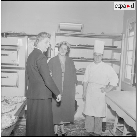 Réception au centre militaire de détente interarmées de la comtesse du Luart et de madame la maréchale de Lattre. [Description en cours]