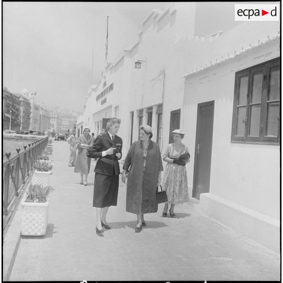 Réception au centre militaire de détente interarmées de la comtesse du Luart et de madame la maréchale de Lattre. [Description en cours]