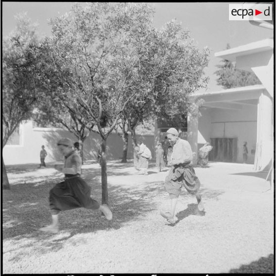 Vie quotidienne de civils. [Description en cours]