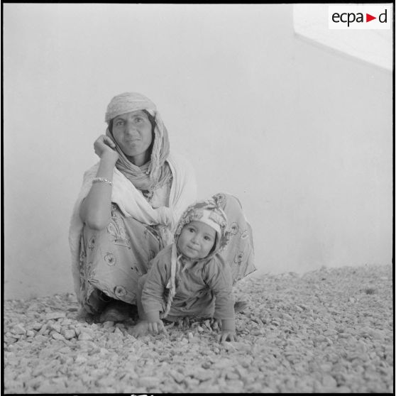 Vie quotidienne de civils. [Description en cours]