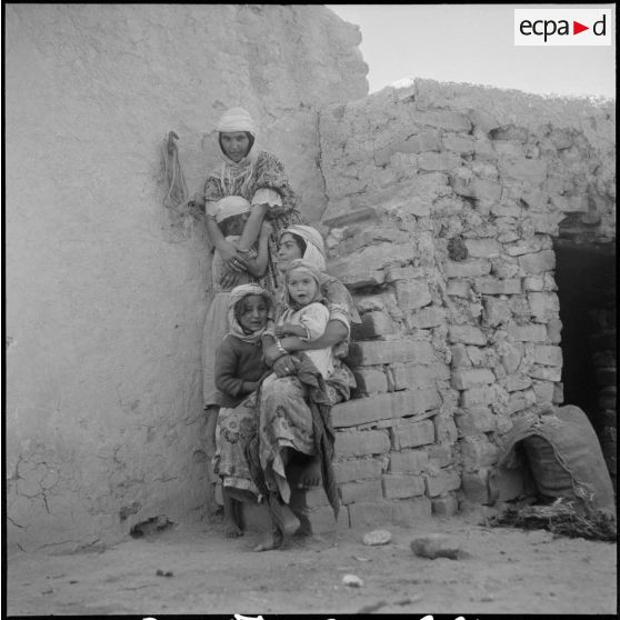 Vie quotidienne de civils. [Description en cours]