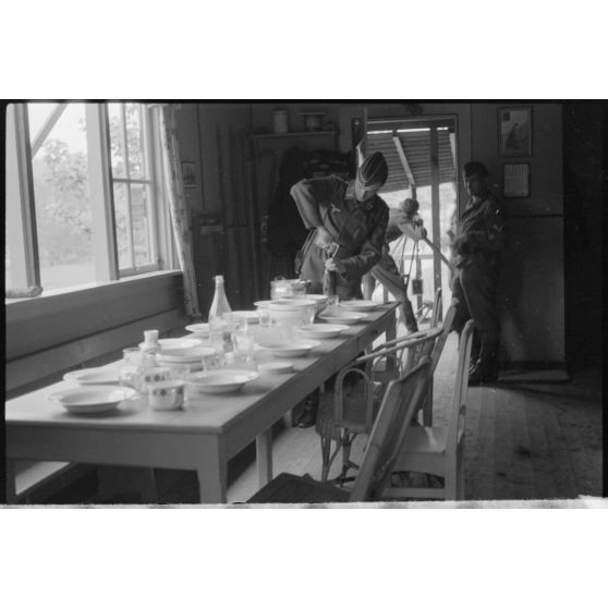 Une section de la 4e compagnie de propagande de l'armée de l'air allemande (Luftwaffe kriegsberichter Kompanie 4).