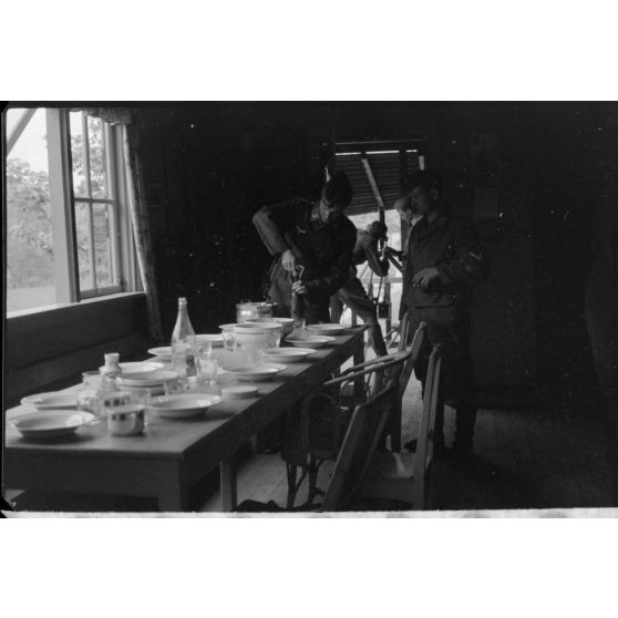 Une section de la 4e compagnie de propagande de l'armée de l'air allemande (Luftwaffe kriegsberichter Kompanie 4).