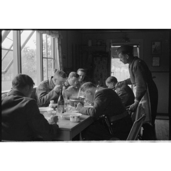 Une section de la 4e compagnie de propagande de l'armée de l'air allemande (Luftwaffe kriegsberichter Kompanie 4).