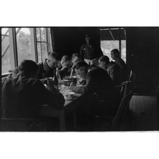 Une section de la 4e compagnie de propagande de l'armée de l'air allemande (Luftwaffe kriegsberichter Kompanie 4).