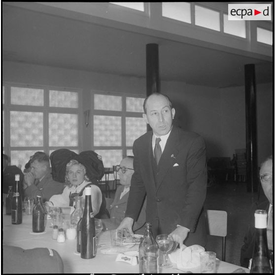 L'association des Alsaciens-Lorrains reçoit à déjeuner des soldats originaires de ces départements. [Description en cours]