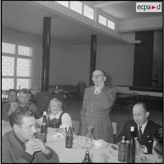 L'association des Alsaciens-Lorrains reçoit à déjeuner des soldats originaires de ces départements. [Description en cours]