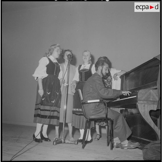 L'association des Alsaciens-Lorrains reçoit à déjeuner des soldats originaires de ces départements. [Description en cours]