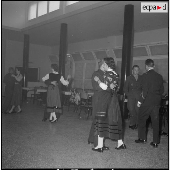 L'association des Alsaciens-Lorrains reçoit à déjeuner des soldats originaires de ces départements. [Description en cours]