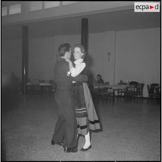 L'association des Alsaciens-Lorrains reçoit à déjeuner des soldats originaires de ces départements. [Description en cours]