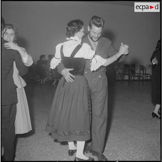 L'association des Alsaciens-Lorrains reçoit à déjeuner des soldats originaires de ces départements. [Description en cours]