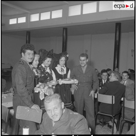 L'association des Alsaciens-Lorrains reçoit à déjeuner des soldats originaires de ces départements. [Description en cours]