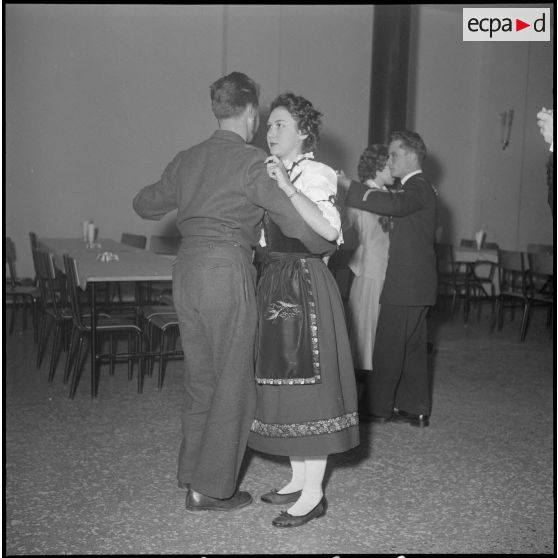 L'association des Alsaciens-Lorrains reçoit à déjeuner des soldats originaires de ces départements. [Description en cours]