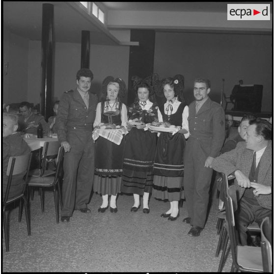 L'association des Alsaciens-Lorrains reçoit à déjeuner des soldats originaires de ces départements. [Description en cours]