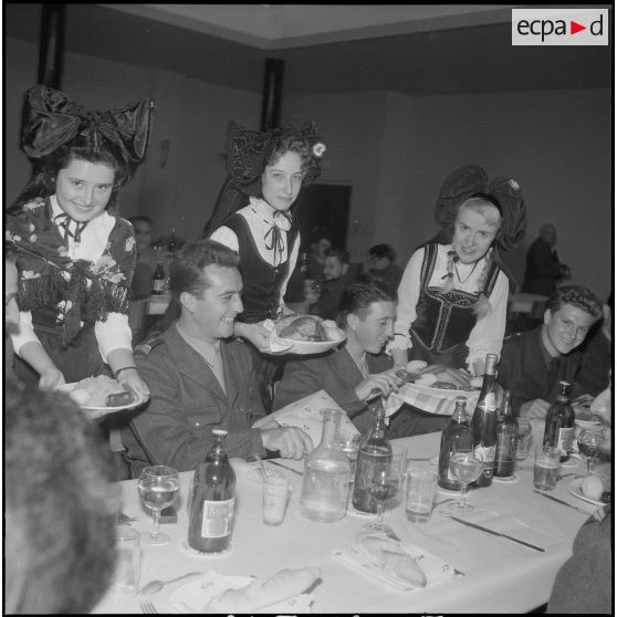 L'association des Alsaciens-Lorrains reçoit à déjeuner des soldats originaires de ces départements. [Description en cours]