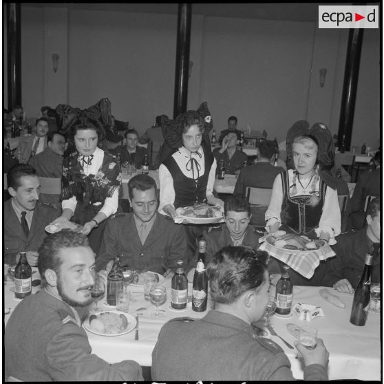 L'association des Alsaciens-Lorrains reçoit à déjeuner des soldats originaires de ces départements. [Description en cours]