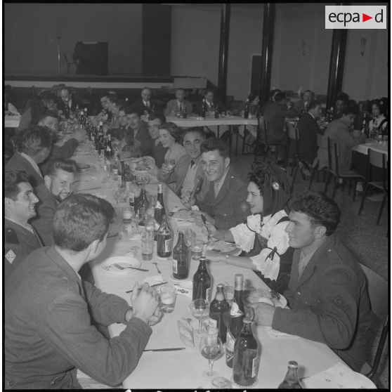 L'association des Alsaciens-Lorrains reçoit à déjeuner des soldats originaires de ces départements. [Description en cours]