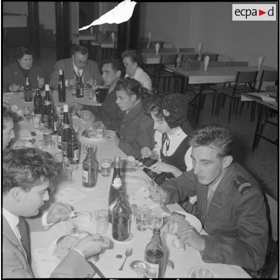 L'association des Alsaciens-Lorrains reçoit à déjeuner des soldats originaires de ces départements. [Description en cours]