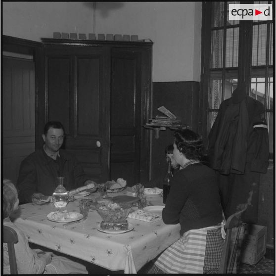 Vie quotidienne de soldats de la territoriale à Douera. [Description en cours]