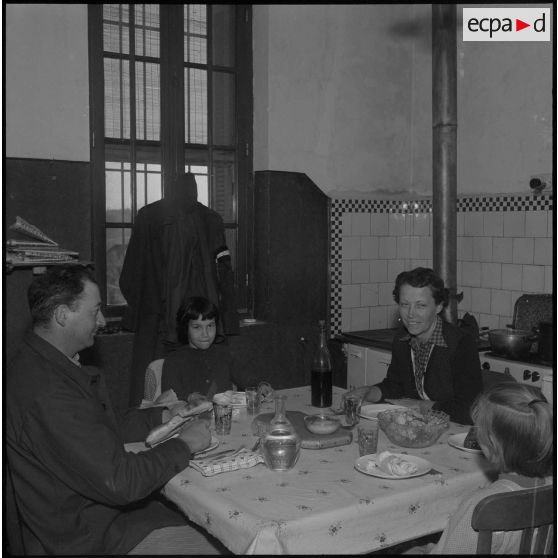 Vie quotidienne de soldats de la territoriale à Douera. [Description en cours]