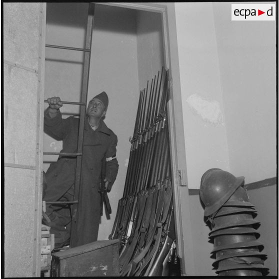 Vie quotidienne de soldats de la territoriale à Douera. [Description en cours]