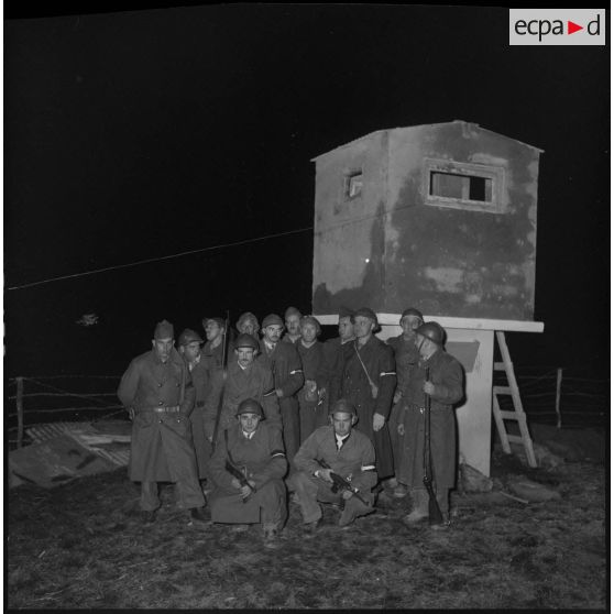 Vie quotidienne de soldats de la territoriale à Douera. [Description en cours]
