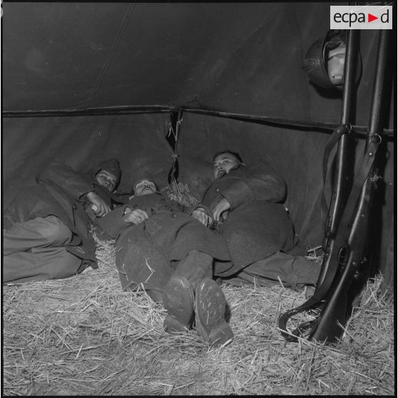 Vie quotidienne de soldats de la territoriale à Douera. [Description en cours]