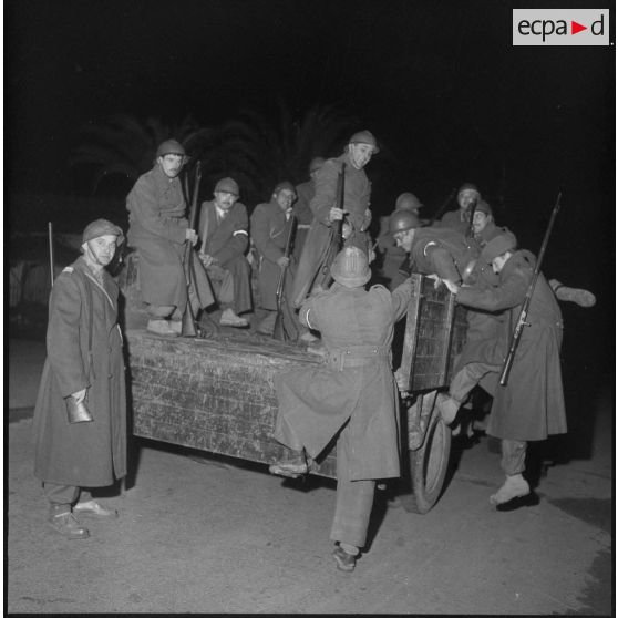 Vie quotidienne de soldats de la territoriale à Douera. [Description en cours]