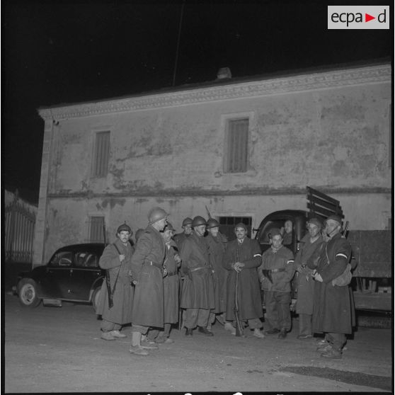 Vie quotidienne de soldats de la territoriale à Douera. [Description en cours]