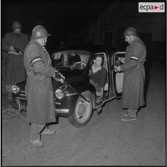 Vie quotidienne de soldats de la territoriale à Douera. [Description en cours]