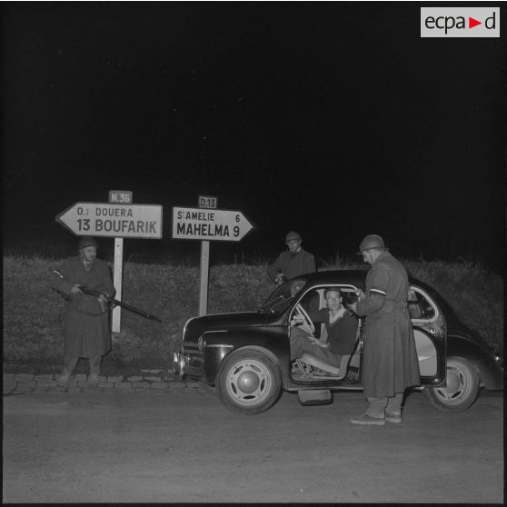 Vie quotidienne de soldats de la territoriale à Douera. [Description en cours]