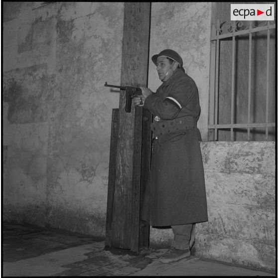 Vie quotidienne de soldats de la territoriale à Douera. [Description en cours]