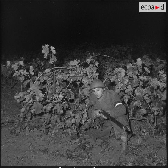 Vie quotidienne de soldats de la territoriale à Douera. [Description en cours]