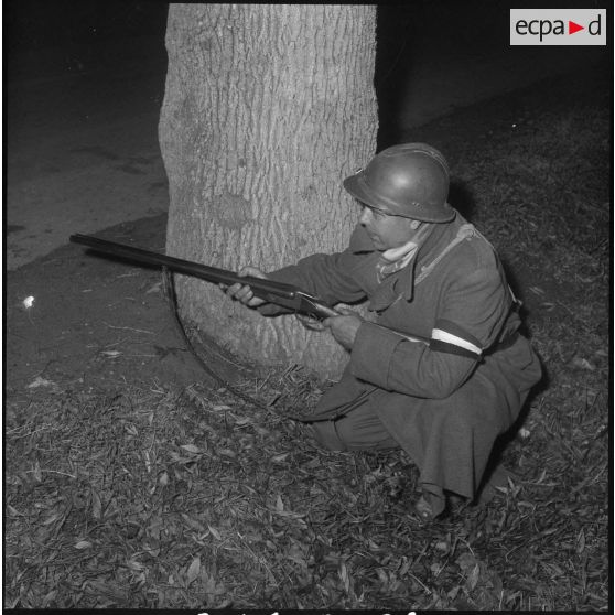 Vie quotidienne de soldats de la territoriale à Douera. [Description en cours]