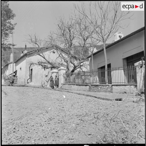 Visite d'un village et de ses alentours dans une zone montagneuse. [Description en cours]