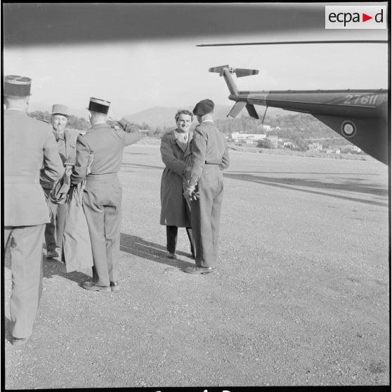 Visite en Kabylie de Max Lejeune, secrétaire d'Etat aux armées. [Description en cours]
